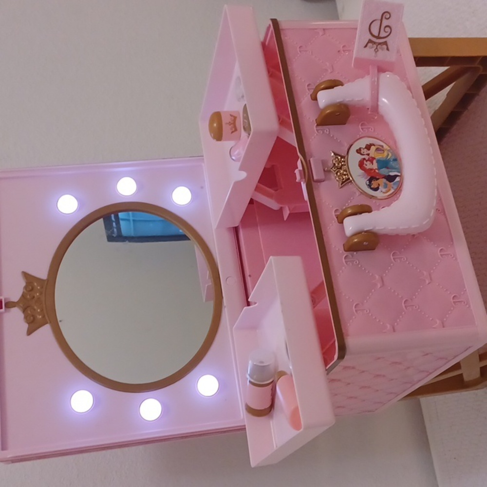 Disney Princess Travel Make up Case / Vanity - Picture 3 of 13